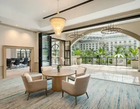 Executive Center – A professional meeting space designed for focused discussions, strategy sessions, and smaller gatherings.