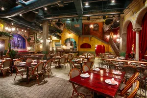 When you enter the restaurant through the tower, you will arrive at Vedado, the center of the main floor. This space, surrounded by large columns and with a beautiful backdrop of our Grand Staircase, is named after a vibrant neighborhood in the center of the city of Havana and is the center of our beautiful restaurant.