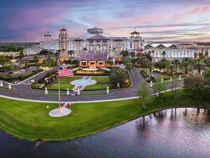 Exterior of Gaylord Palms – The grand resort exterior showcasing iconic architecture and a welcoming arrival experience.