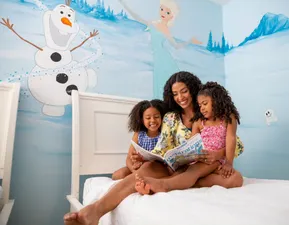 Mom and daughter in Frozen themed room