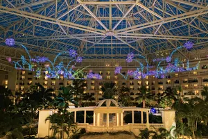 Bloom Light Show – A springtime spectacle featuring vibrant floral-inspired lights and immersive seasonal displays throughout the atrium.