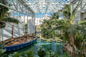 Day or night, MOOR offers superb ambiance for dining
