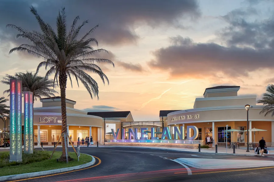 7879_Orlando-Vineland_Exterior-Entrance_Dusk_Loft_AEjpg_93F9F796-53E1-4E01-A6901F027000AEA9.jpg