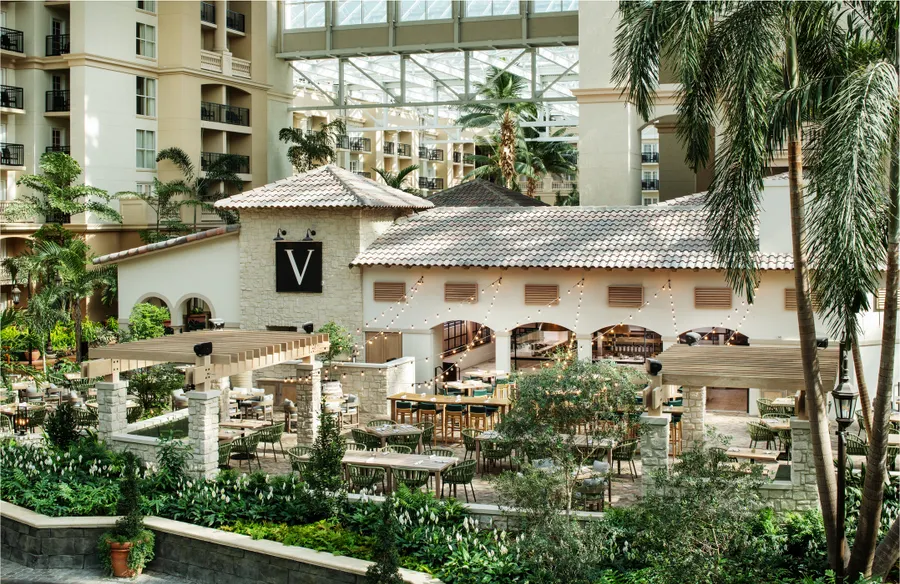 Villa de Flora Dining – Enjoy modern coastal Mediterranean–inspired dishes in a vibrant, sunlit setting inspired by Europe’s seaside cafés.