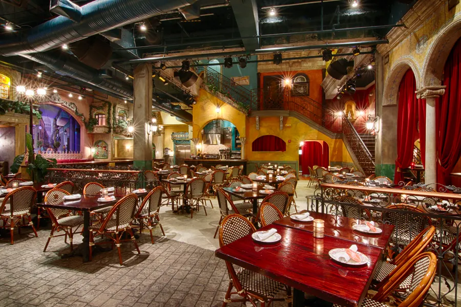 When you enter the restaurant through the tower, you will arrive at Vedado, the center of the main floor. This space, surrounded by large columns and with a beautiful backdrop of our Grand Staircase, is named after a vibrant neighborhood in the center of the city of Havana and is the center of our beautiful restaurant.