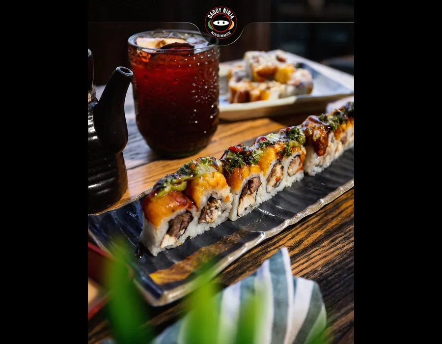 At the heart of our aplatanao sushi lies something different: the smoothness and sweetness of ripe plantain, transforming every bite into a unique experience where texture and flavor come together in an unexpected way.