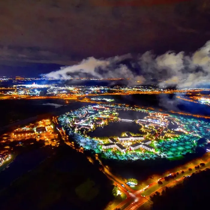 15 Minutes (23 Miles) - Just when you think it can't get any more awesome! Maxflight offers a 15 minute evening helicopter flight that shows you Central Florida parks at night! Observe Seaworld, Orlando Eye, Disney Springs, Fun Spot Kissimmee and Old Town. You will feel transformed into a sparkling sea of lights with this magical helicopter tour!