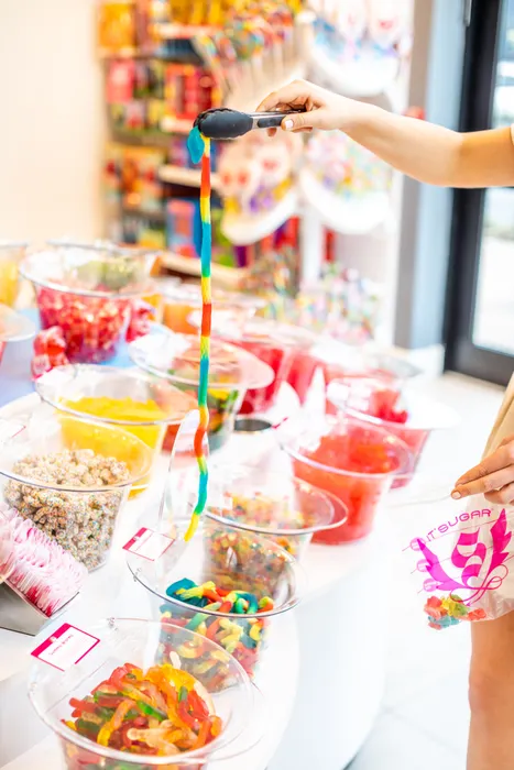 IT’SUGAR is a specialty candy store dedicated to satisfying the universal sweet tooth. It is a modern day playground that mixes novelty sweets, giant candy and unique gifts with mega-sized attitude; a place where all of your big, bold candy dreams come true.