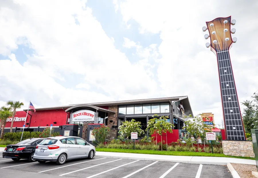 Eat, drink, and rock on! Rock & Brews provides delicious craft beers and classic comfort food with a rock and roll twist. With an unrivaled selection of beers on tap, you’ll love coming back again and again to try something new.