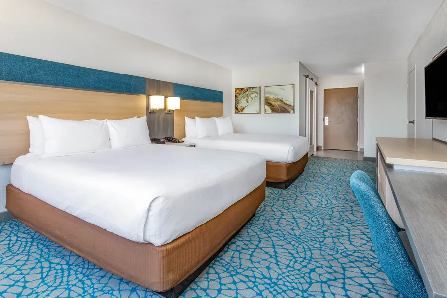 2 Queen Beds Guestroom