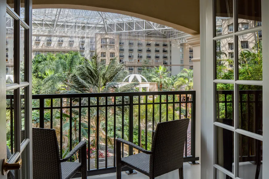 Atrium View Rooms – Guest rooms offering scenic views of Gaylord Palms’ signature indoor atriums, filled with natural light and lush surroundings.